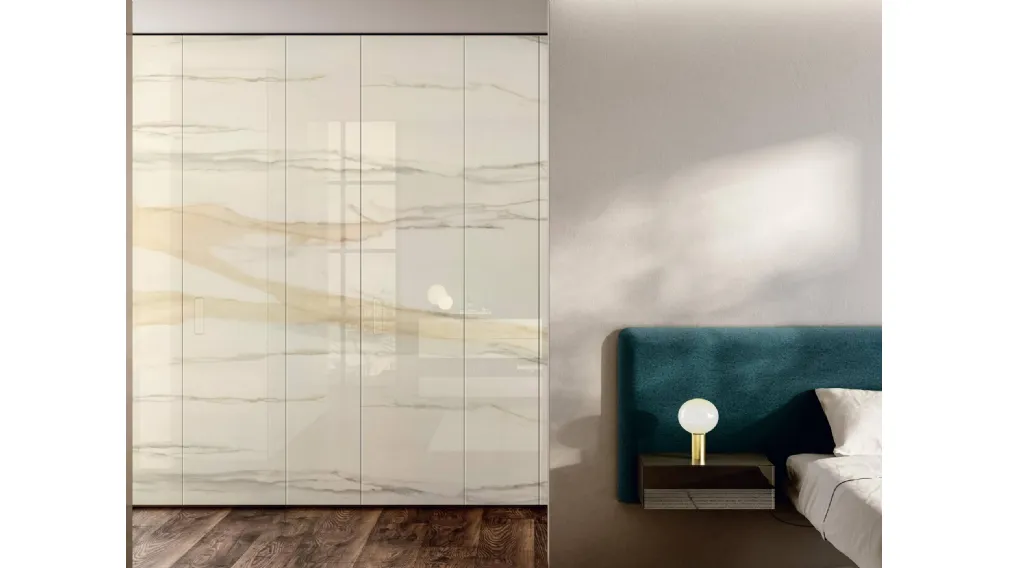 Armadio con ante battenti Flapp in vetro Marble XGlass di Lago